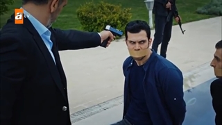 همه رو جلوی استخر کشت | سریال راهزنان در دنیا حکومت نمی‌کنند