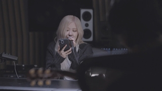 کاور جدید و محشر رزی از آهنگ Viva La Vida (coldplay) به صورت لایو استودیو به همراه لورن (گیتاریست) Rosé new live studio cover