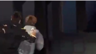 جونکوک وسط کنسرت با بطری اب میوفته دنبال تهیونگ