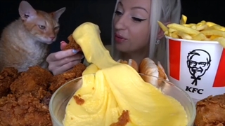 اسمرفود/کوتاه/خوردن مرغ سوخاری/هاداگ/سیبزمینی سرخ کرده/سس پنیر