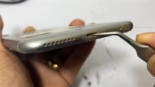 نحوه پاک کردن سوکت شارژ کثیف