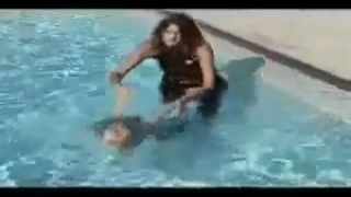 طفل یجید السباحه عمره اقل من سنة