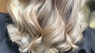 دختر خانم که مادرشونو برای روز مادر میهمان کرده بودند.