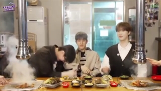 لیدر ازاری به روایت تصویر جین جین باخت حالا باید فلفل تند رو بخوره(_^_^_)