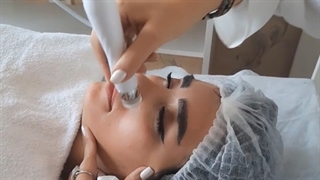 آموزش میکرودرم(پاکسازی پوست) در آموزشگاه آرایشگری زنانه گل گیس