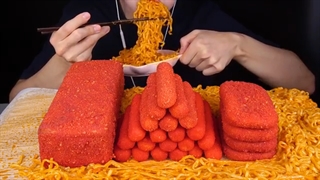 اسمرفود/خودن نودل تند/مرغ سوخاری/سوسس سوخاری/پنیر سوخاری