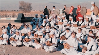 برای اولین بار ارکستر دوتارنوازان خراسان به همت شرکت نیلبرگ و با حضور علی قمصری برای استاد پرویز مشکاتیان خیام خوانی کرد