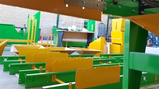 دستگاه کارنده بذر در سینی نشا