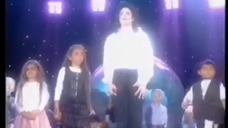 کنسرت Earth song مایکل جکسون سال 1996(کپشن)