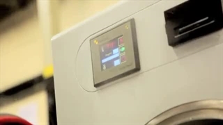 ویدئو اتوکلاو آزمایشگاهی به برند Priorclave نگاه می کند