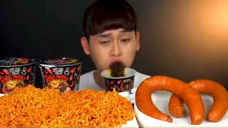 اسمرفود/کوتاه/خوردن/سوسیس/نودل تند/نودل