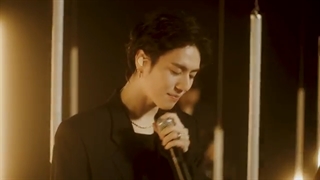 لایو رسمی موزیک ویدیو Light یوگیوم