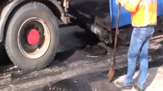 نصب دریچه فاضلاب بر روی آسفالت