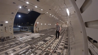بارگیری هواپیمای کارگوی بویینگ B-777F