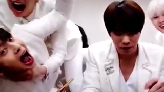 چیزی نیست اصلا مدرکی مبنی بر نرمال بودن اونوو و امجی نیس :)وای فقط راکی که داره تند تند میخوره شده مون بین ۲