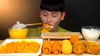 اسمرفود/کوتاه/خوردن نودل با سس مخصوص/کورن داگ کوچیک/پنیر سوخاری