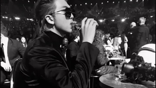 نمیدونم به عکس نگاه کنم یا صدا رو گوش کنم:/