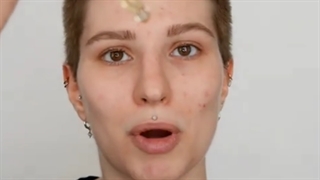 روش استفاده از سرم کافئین ۵% دور چشم اوردینری (The Ordinery)