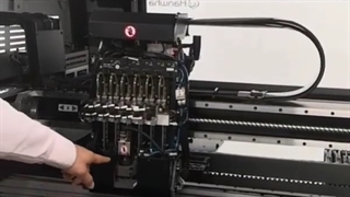 فیلم نحوه کار دستگاه Pick and place مونتاژ بردهای SMD (رویال صنعت سامانه)