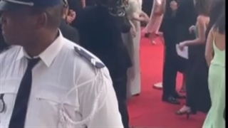 وقتی نمیزاشتن آیو بیاد به فن ها امضا و فن ها .‌... (آیو در فرش قرمز کن فرانسه)