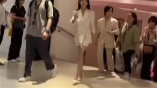 آیو در سالن کنفرانس فستیوال کن فرانسه