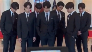 ویدئو منتشرشده از بی‌‌تی‌اس در کاخ سفید بعد از برگزاری کنفرانس کوتاه خبری⁩