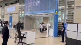 ویدیو منتشر شده از پسرا در فرودگاه اینچئون زمانی که رسید کره.