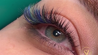 اکستنشن مژه با مژه های رنگی در مرکز تخصصی سارا دماوندی