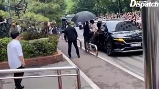 ویدیو منتشر شده از تهیونگ که به محل پیش ضبط آهنگ Yet To Come در Music Bank رسیدن.