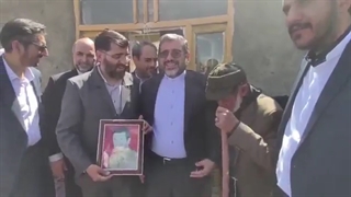 دیدار وزیر فرهنگ با پیرمرد خود آموخته آواز ایرانی و پدر شهید