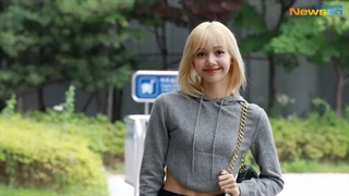 ویدیو منتشر شده از لیسا بلک پینک در فرودگاه به مقصد پاریس برای فشن شوی سلین LISA of BLACKPINK in airport to Paris for Celine