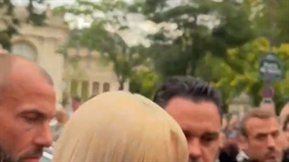 لحظه ورود کویین لیسا به فشن شو پاریس برند سلین