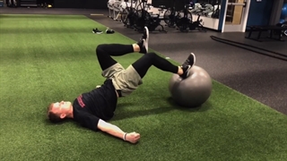 پشت ران تک پا روی توپ ورزشی