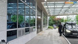 ویدیو منتشر شده از Park Bogum و Kim Taehyung عضو گروه BTS و LISA عضو گروه BLACKPINK در فرودگاه اینچئون پس از بازگشت از پاریس