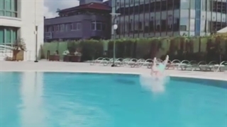 استخر با پروتز مو