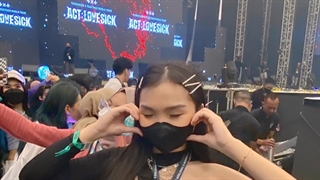 هیچ‌پسری‌تو‌مدرسه‌بهش‌نگاه‌نمیکر‌دتااینکه...